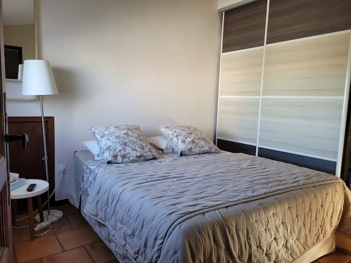 חדר שינה למעלה, נגיש דרך קומת הביניים.