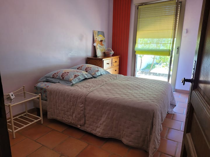 חדר שינה בצד הגינה מאחורי הווילה, בקומת הקרקע.