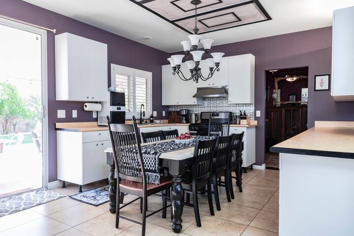 Spacious Home w/ Luxury Outdoor Lounge & Dining gallery image 5