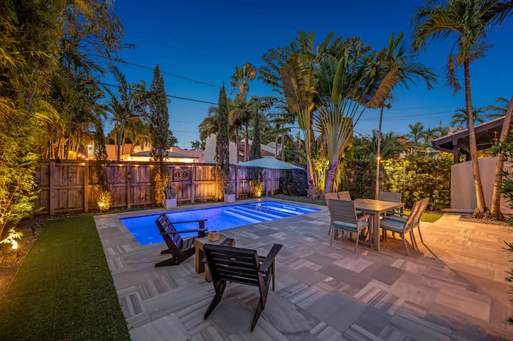 Fun Location! 1 block to Las Olas w/Pool & Parking