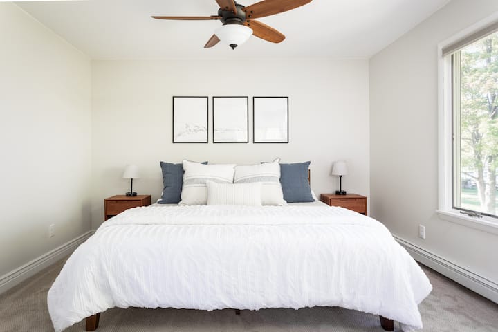 La suite principal y el baño principal son las únicas habitaciones en la segunda planta. Disfruta de una vista privada del lago desde la cama King. 