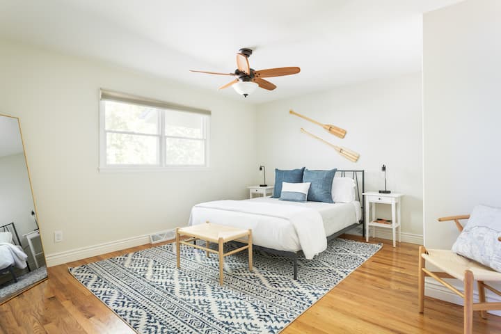 Este dormitorio en la primera planta tiene una cama de dos camas y un verdadero carácter de lago. 