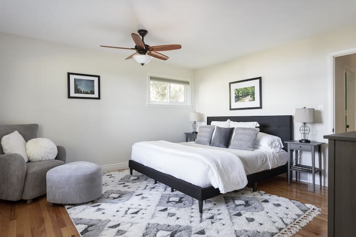 Este dormitorio en el primer piso cuenta con una cama tamaño king y vistas al lago. 