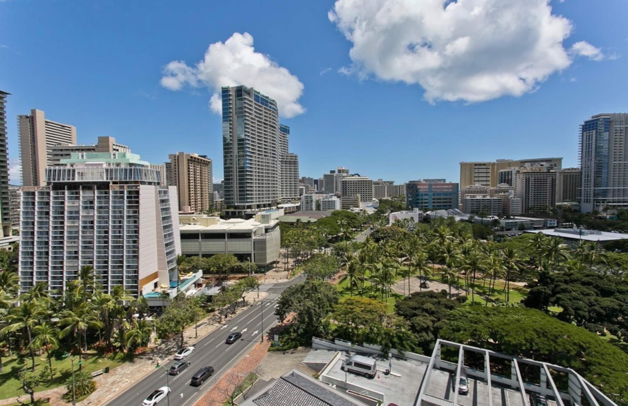 Resort in Honolulu · ★4.97 · Studio · 2 beds · 1 private bath - Image 42