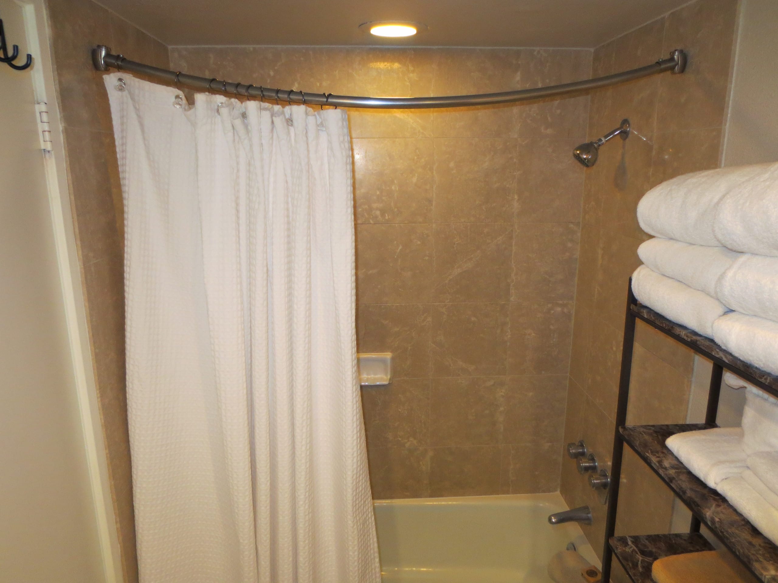 Resort in Honolulu · ★4.97 · Studio · 2 beds · 1 private bath - Image 32