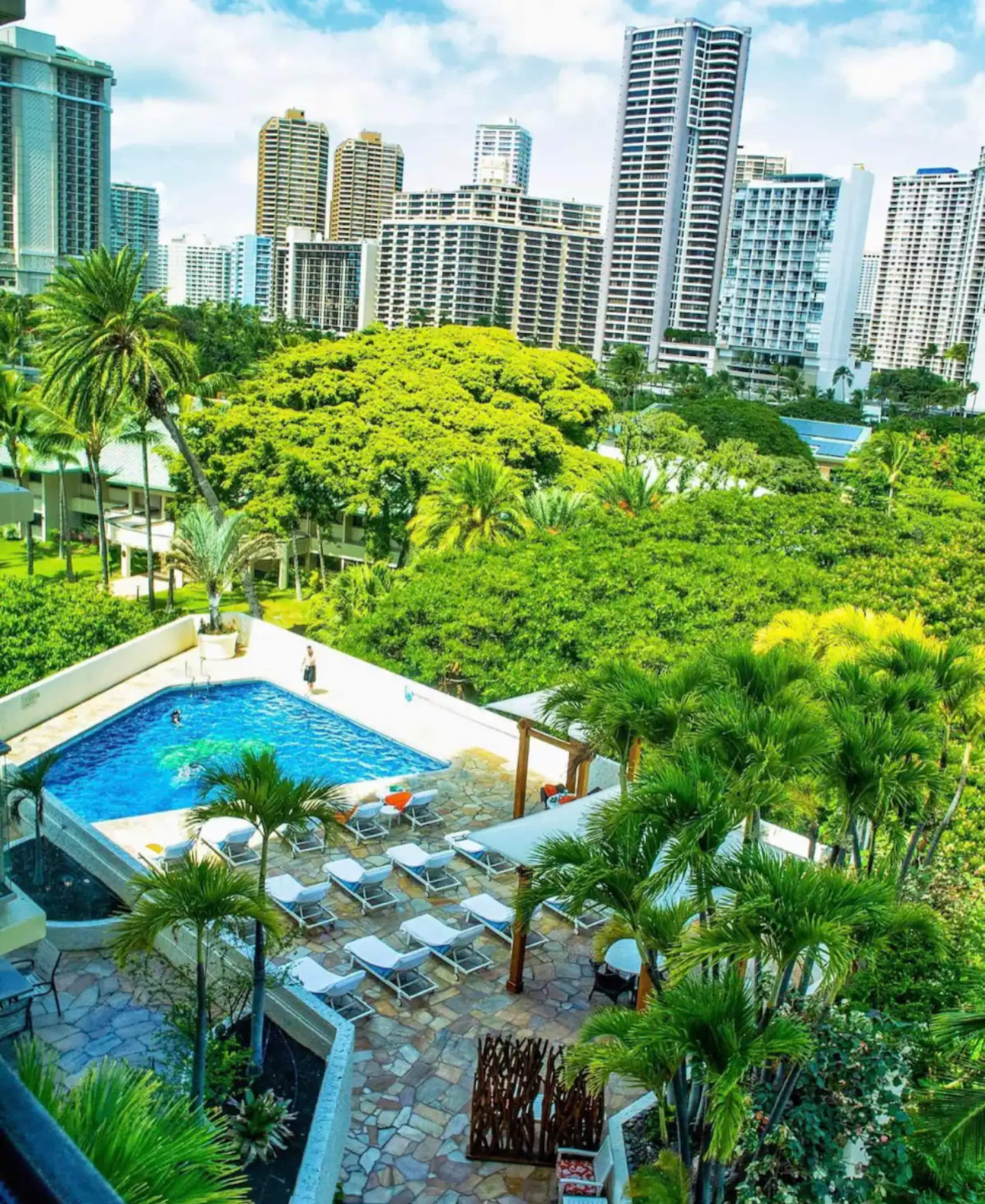 Resort in Honolulu · ★4.97 · Studio · 2 beds · 1 private bath - Image 52