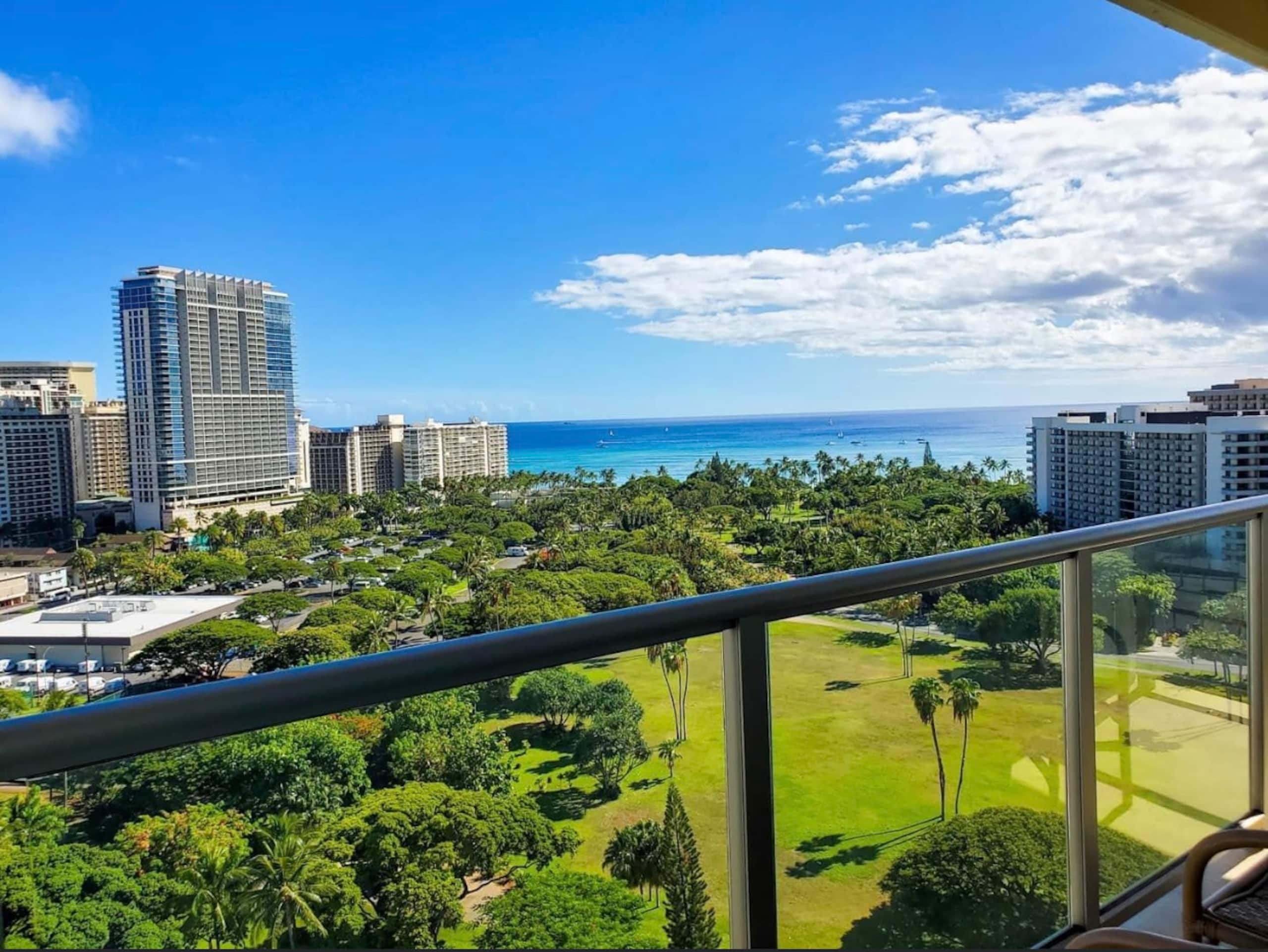 Resort in Honolulu · ★4.97 · Studio · 2 beds · 1 private bath - Image 40