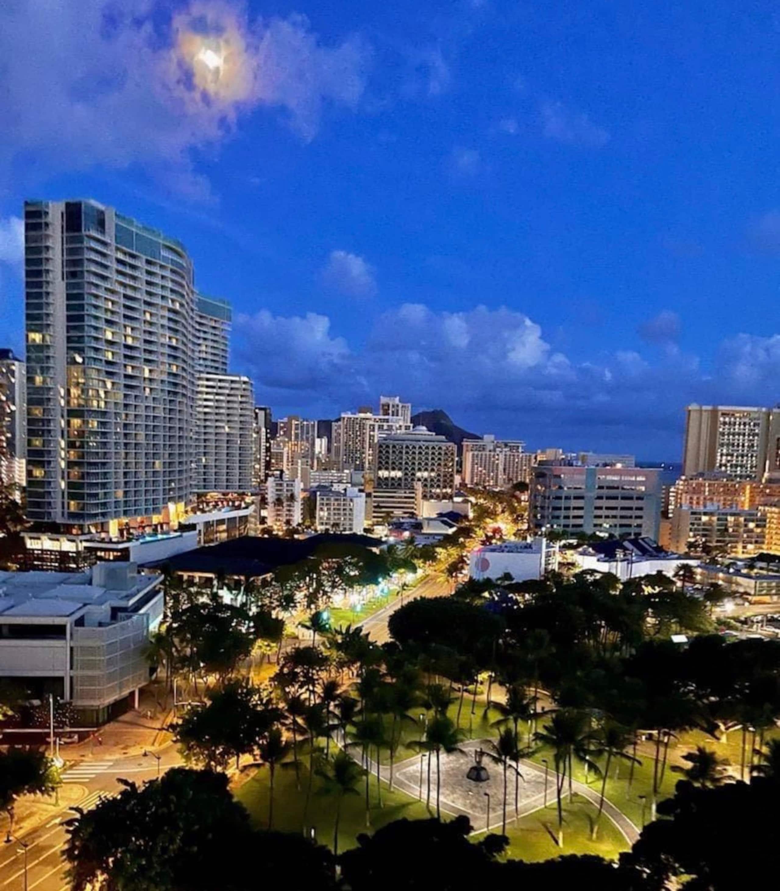 Resort in Honolulu · ★4.97 · Studio · 2 beds · 1 private bath - Image 48