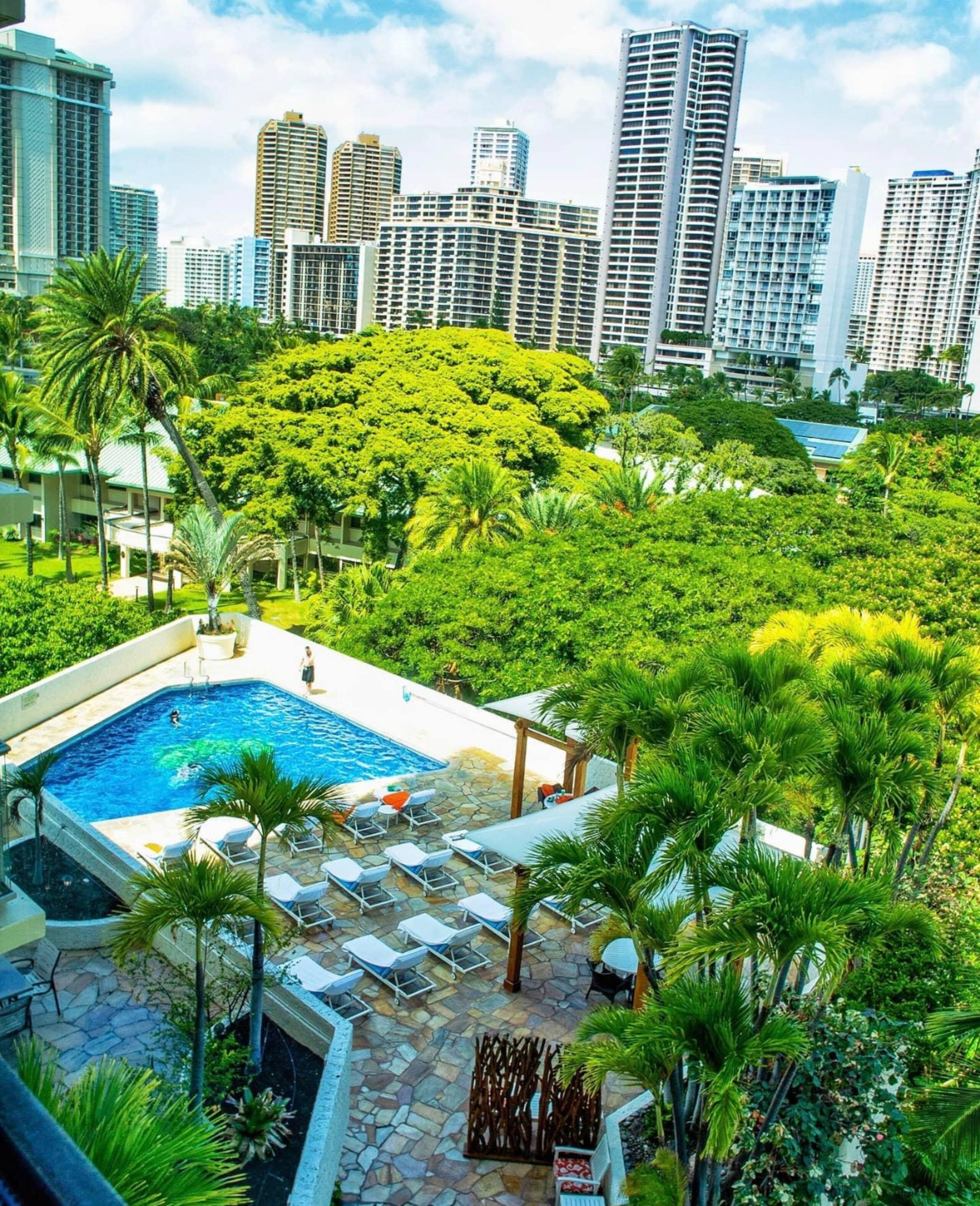 Resort in Honolulu · ★4.97 · Studio · 2 beds · 1 private bath - Image 50