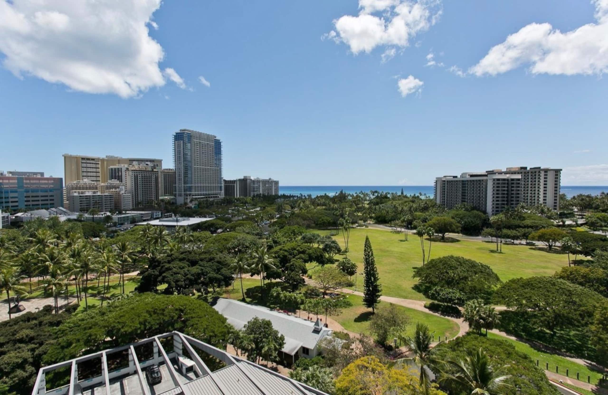 Resort in Honolulu · ★4.97 · Studio · 2 beds · 1 private bath - Image 41