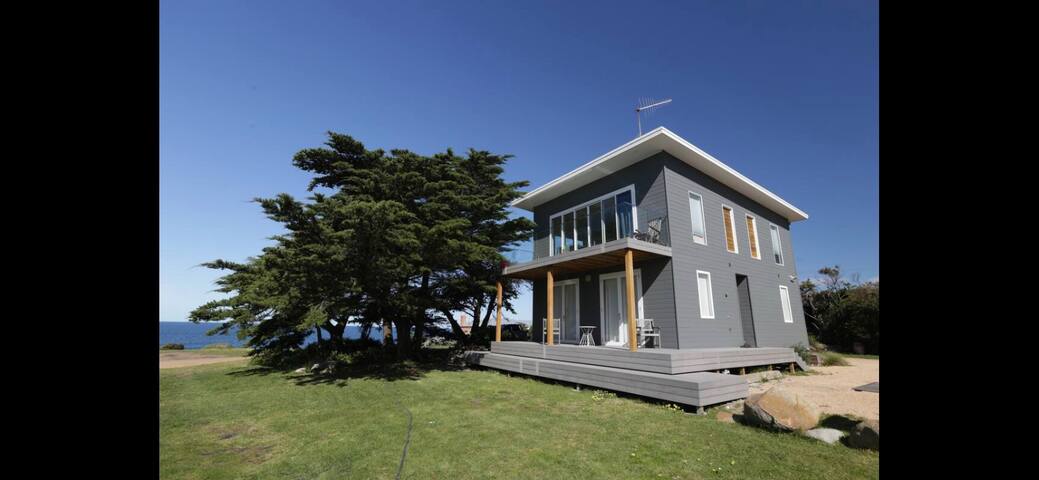 THE SHACK – panoramic beach and ocean views gallery image 2