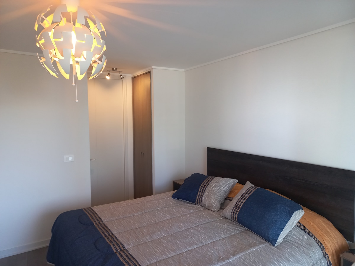 Glavna spavaća soba, kupaonica i bračni krevet (180x200)