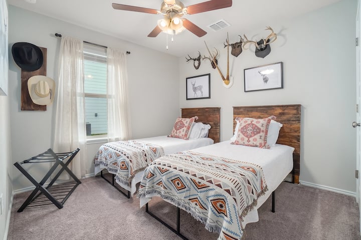 เตียงแฝด 2 หลังพักได้ 2 คน เราเรียกที่นี่ว่าห้องเขากวาง หัวเตียงที่ออกแบบโดยพาโบลเอง!