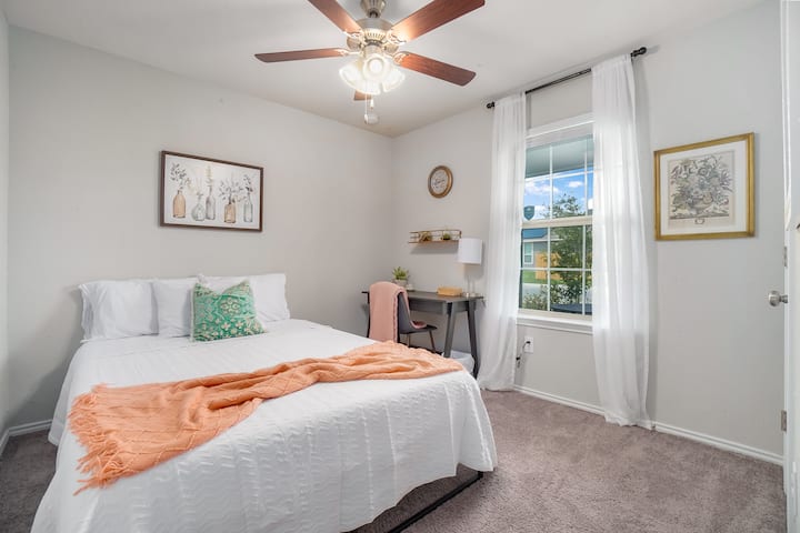 เราเรียกสิ่งนี้ว่าห้อง "Plant Bae" ซึ่งออกแบบอย่างมีรสนิยมโดย Yliana