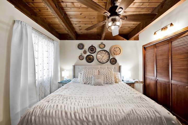 I’m late, I’m late for a very important date! Follow the white rabbit into Wonderland amazing King Suite. Enjoy the amazing gel memory foam mattress, Purple pillows and soft linens.