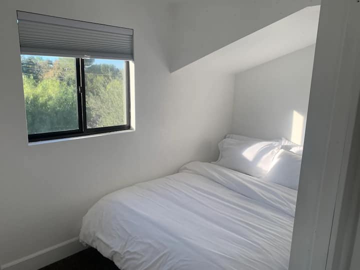 Casita Open Bedroom (4) - سرير كامل 

تقع في الطابق العلوي في غرفة مفتوحة صغيرة خارج منطقة الشقة العلوية لغرفة المعيشة