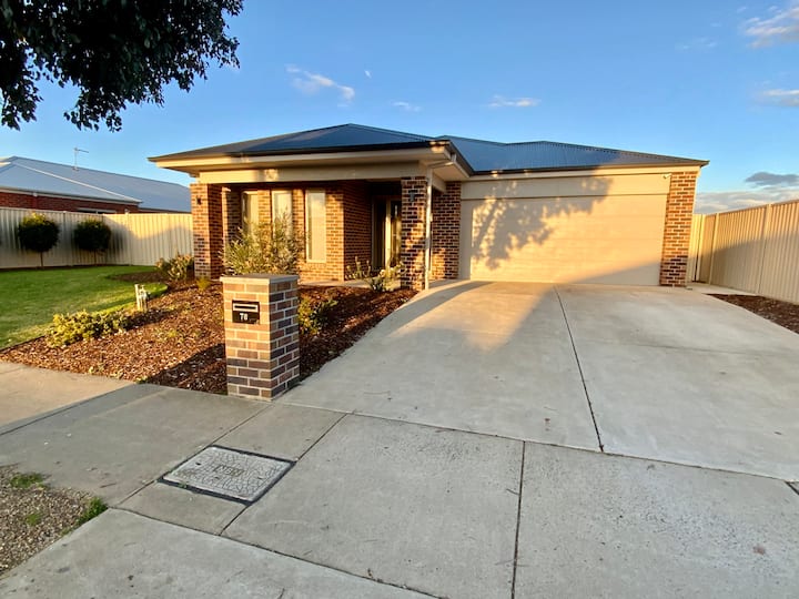 Contemporary 4Bedroom Home in Shepparton Houses for Rent in