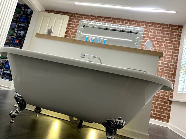 Large House 5 Bedrooms & 5 Bathrooms & Parking gallery image 5