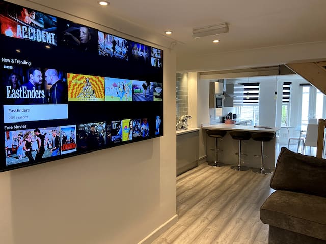 Large House 5 Bedrooms & 5 Bathrooms & Parking gallery image 2