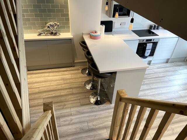 Large House 5 Bedrooms & 5 Bathrooms & Parking gallery image 4