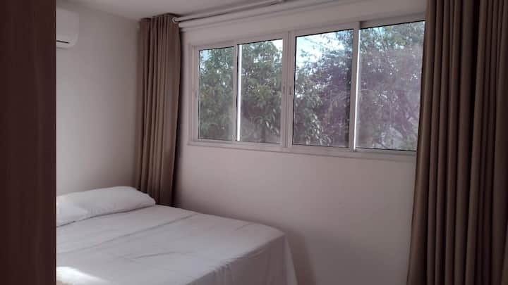 ダブルベッドルームにはスイート、エアコン、ワードローブが備わっています。