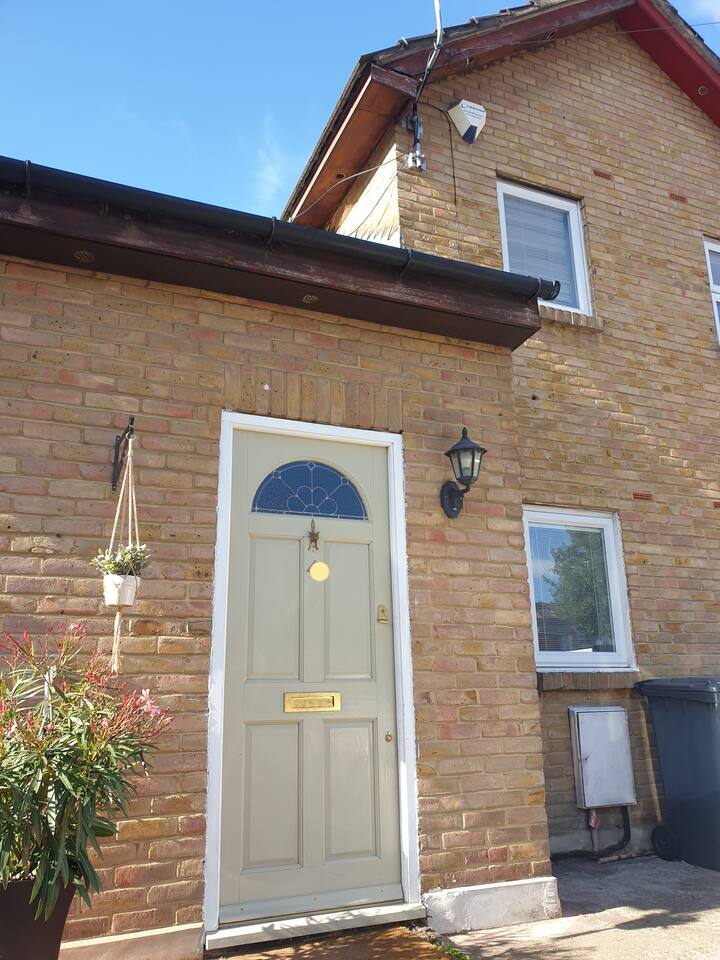 Cozy 2 bedroom house with free parking, garden Houses for Rent in