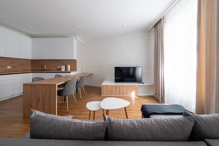 King Bed | Balcony | Quiet Apartment | Fast Wi-Fi!