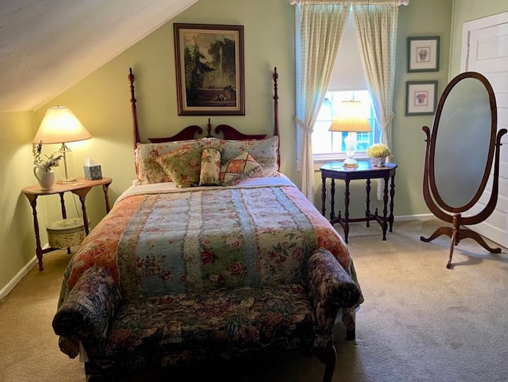 غرفة نوم بسرير بحجم كبير في الطابق