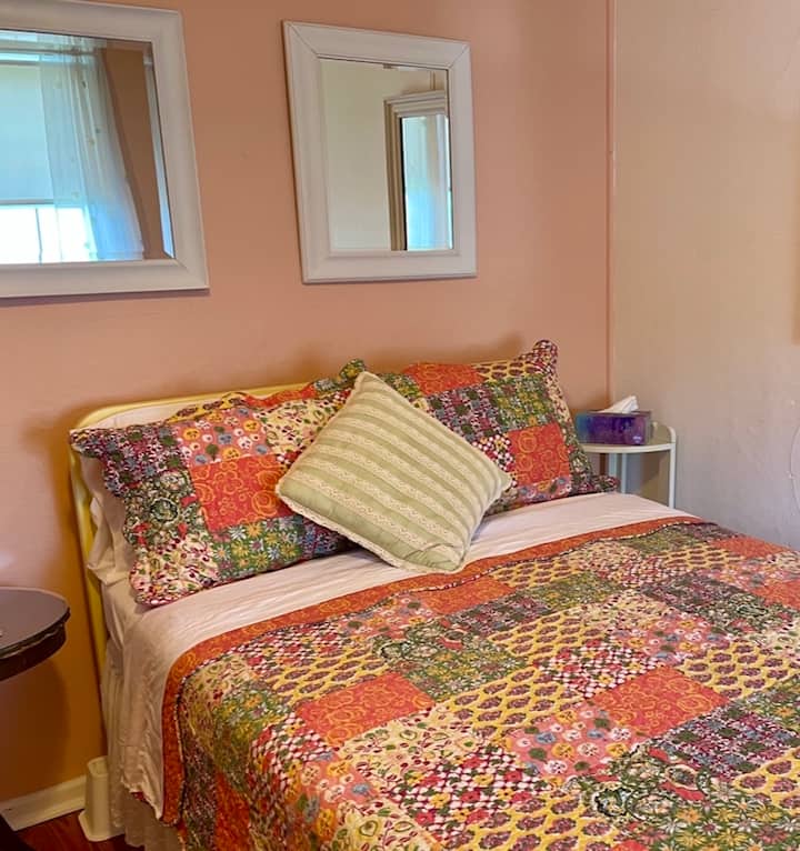 غرفة نوم في الطابق العلوي بسريرين مزدوجين