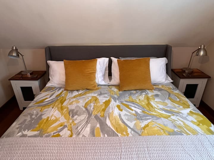 חדר שינה ראשי עם מיטת קינג.