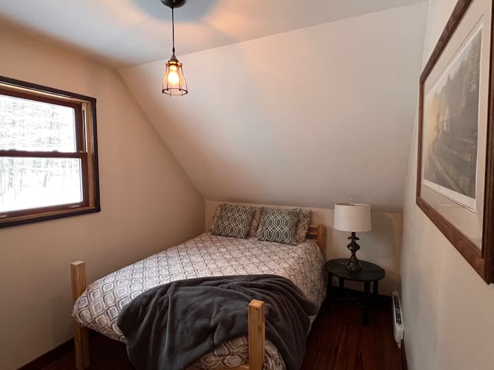 חדר שינה שלישי עם מיטה זוגית. 