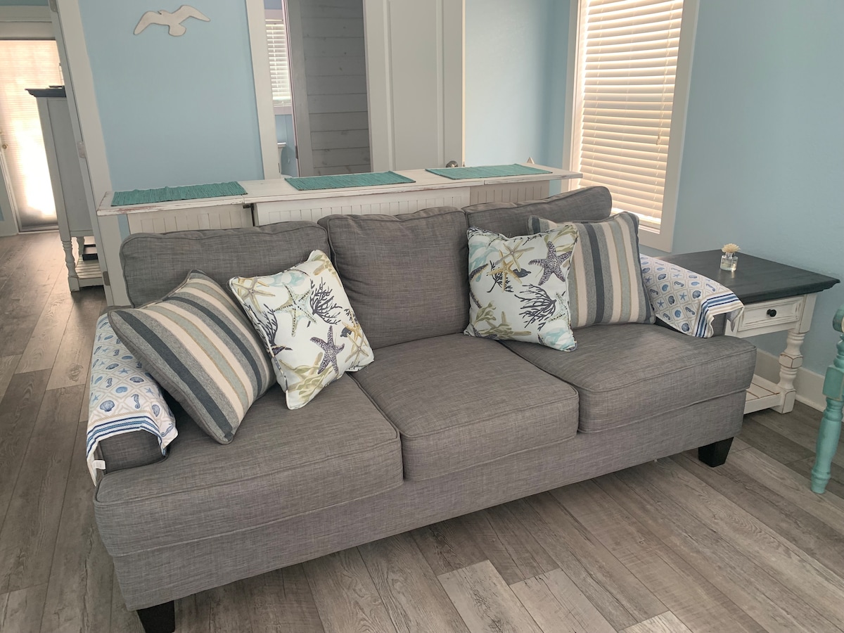 Kauč se lako može namjestiti na krevet. Na raspolaganju su plahte, jastuci  i deka.  