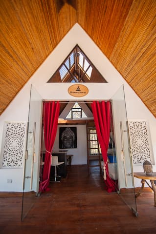 Buddha House, Beach Bungalow Loft & Jacuzzy