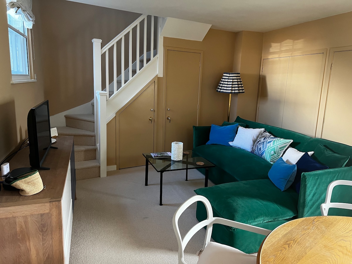 Successful Airbnb property: Stunning coach house with walled garden & parking in Leckhampton With Warden Hill