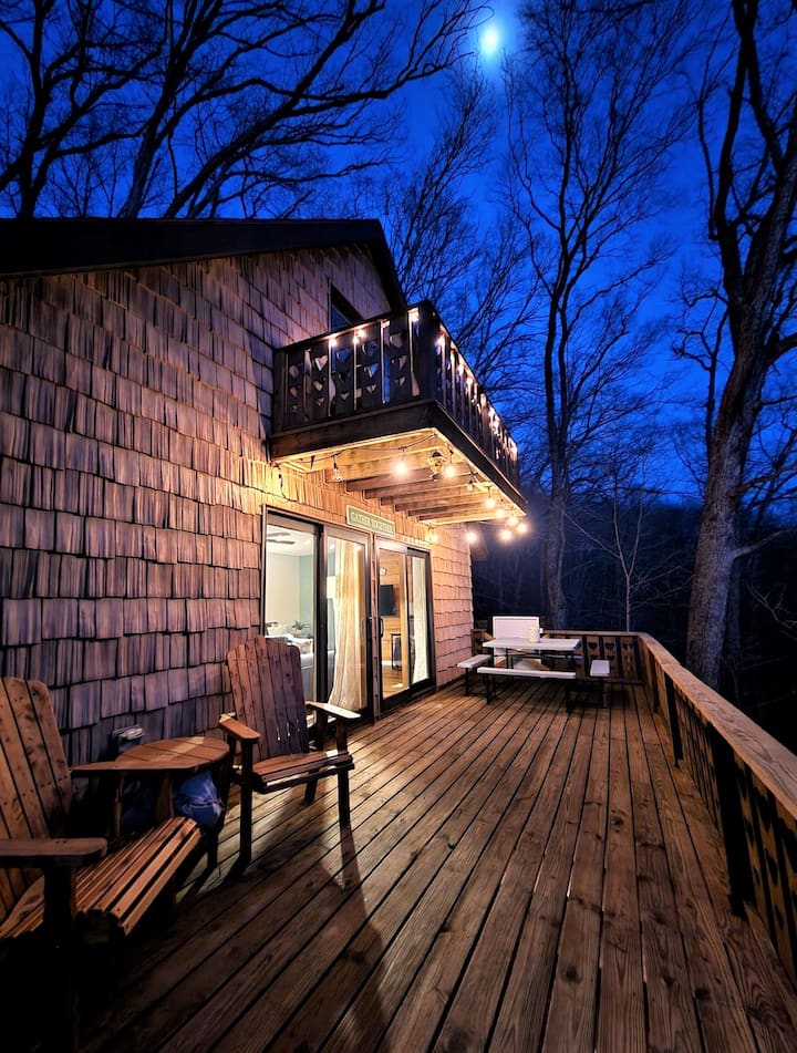 Heart Haus on the Hill - Cabins for Rent in Sugar Grove, Ohio