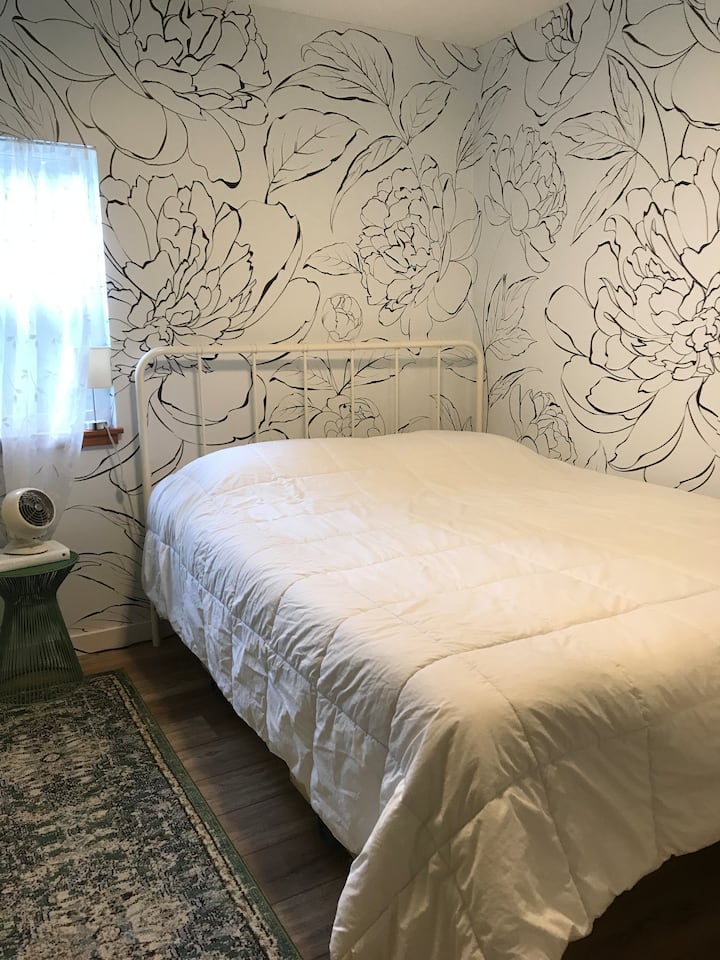 ห้องนอน 3 ห้องด้านหลังบ้าน ห้องนอนควีนไซส์ตรงข้ามห้องนอนเดี่ยวสองห้อง