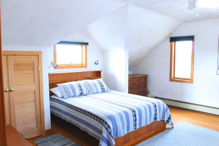 Peaceful Family-Friendly 4 Bedroom on Beacon Hill gallery image 3