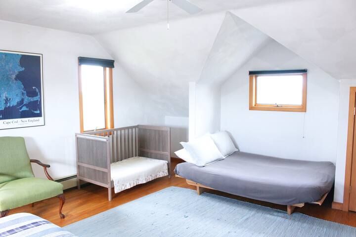 Peaceful Family-Friendly 4 Bedroom on Beacon Hill gallery image 2