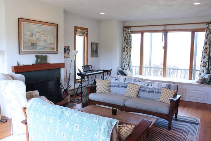 Peaceful Family-Friendly 4 Bedroom on Beacon Hill gallery image 5