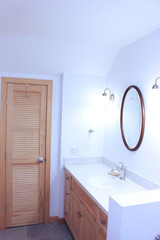 Peaceful Family-Friendly 4 Bedroom on Beacon Hill gallery image 4