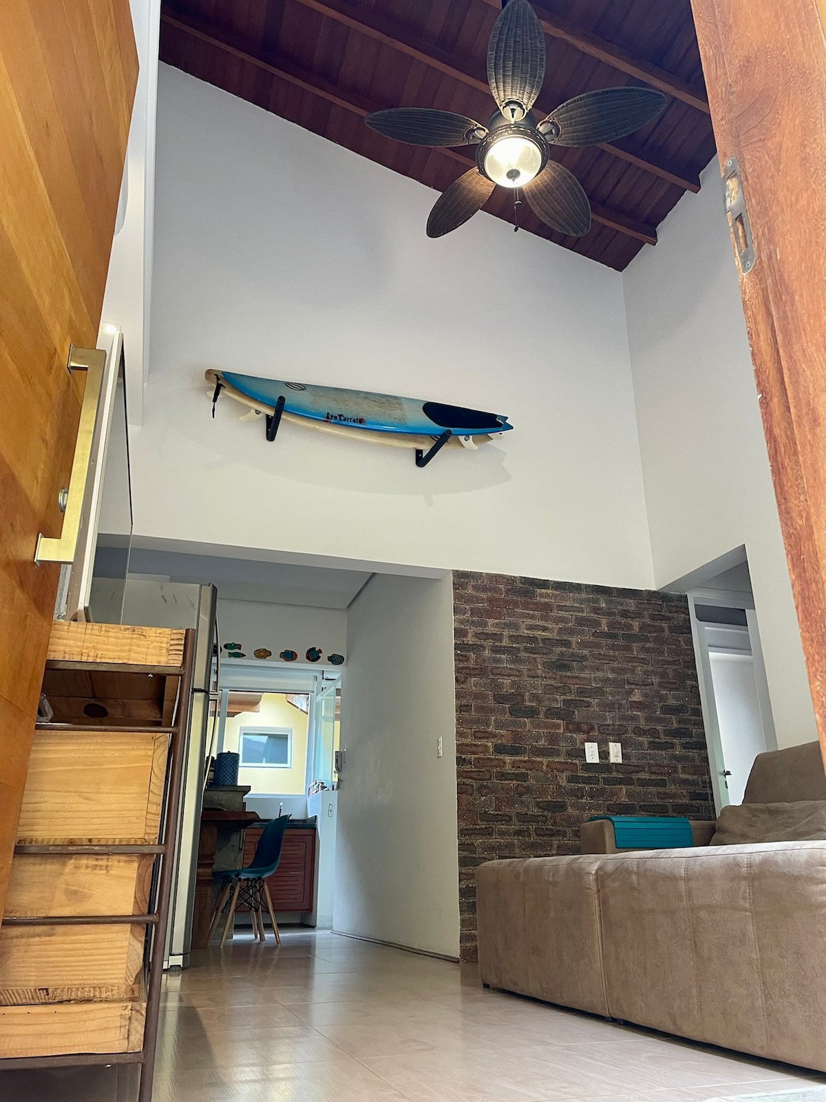 Visoki stropovi s klima-uređajem i ventilatorima u svakoj prostoriji