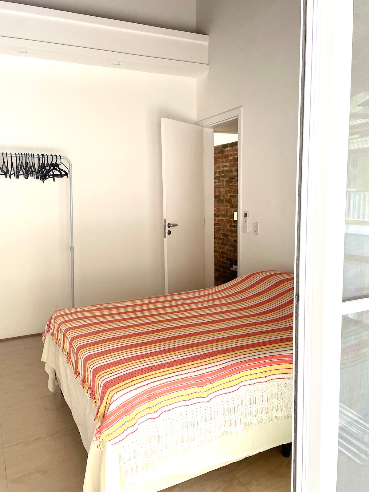 Spavaća soba 1 - bračni krevet, madrac, stalak za odjeću s vješalicom, balkon, klima-uređaj, ventilator