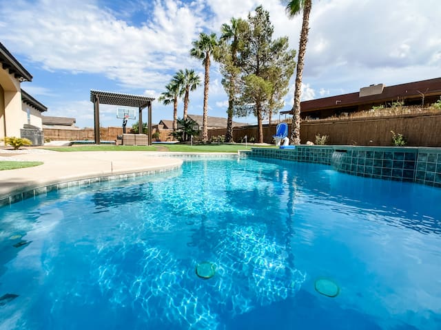 Paradise Backyard, Pool, Basketball Court, Games+! gallery image 2