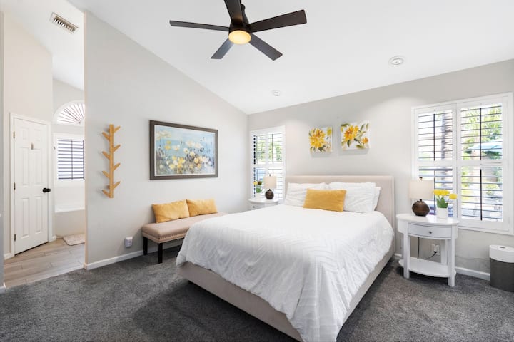 ห้องนอนใหญ่มีห้องน้ำในตัวพร้อมฝักบัวและอ่างแช่น้ำขนาดใหญ่ พื้นไม้เนื้อแข็งใหม่ (รูปภาพจะอัปเดต)