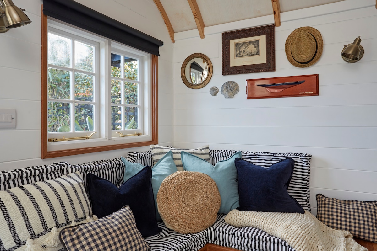 Successful Airbnb property: The Cabana · Luxury Hot Tub Tiny Home with Garden in Ryde