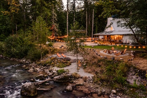 2 acres, Riverfront, Wine Bar, Game Room, Hot Tub!