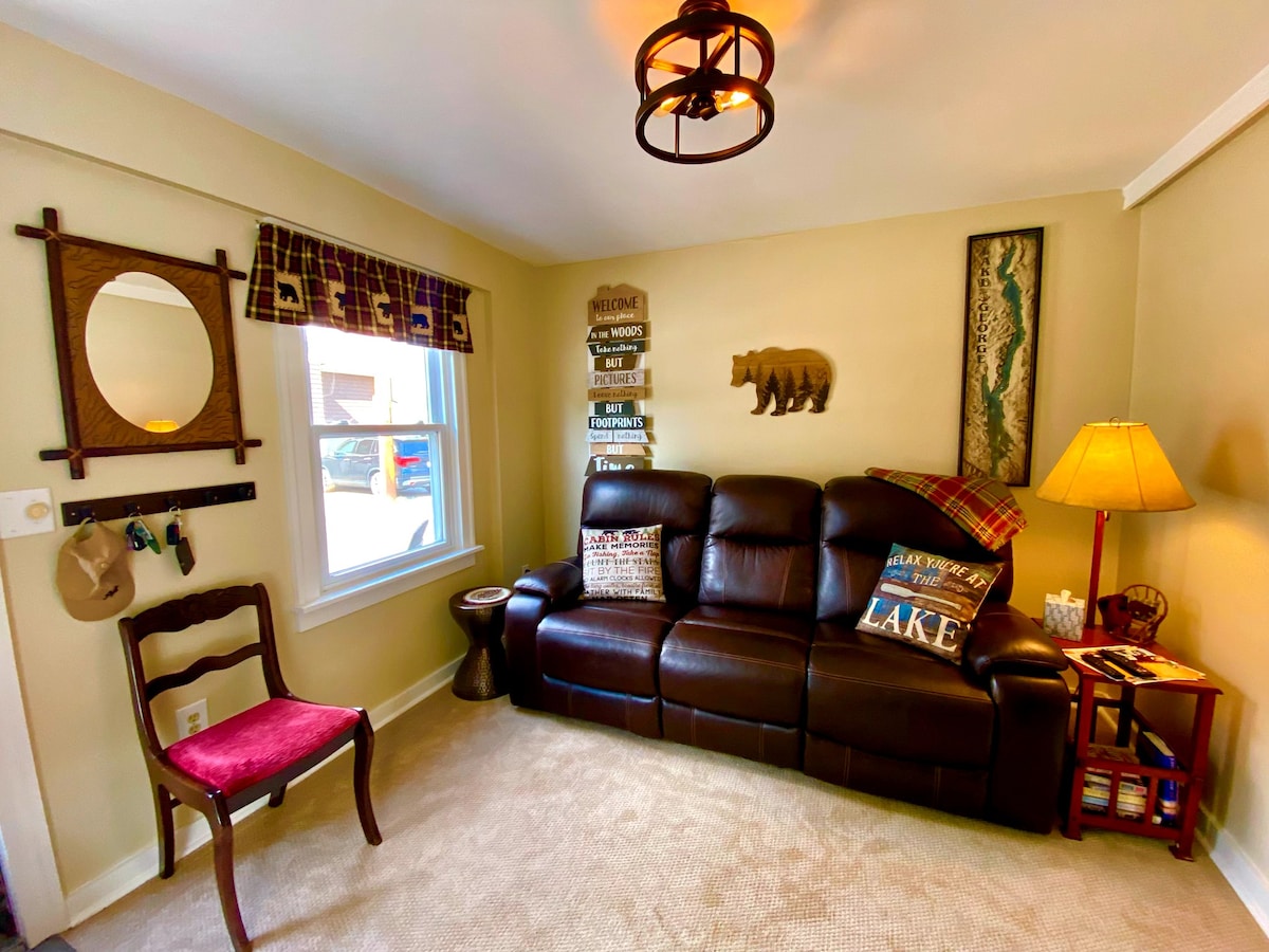 Top Airbnb: Cozy 2 bedroom steps from Lake and town. in Bolton Landing