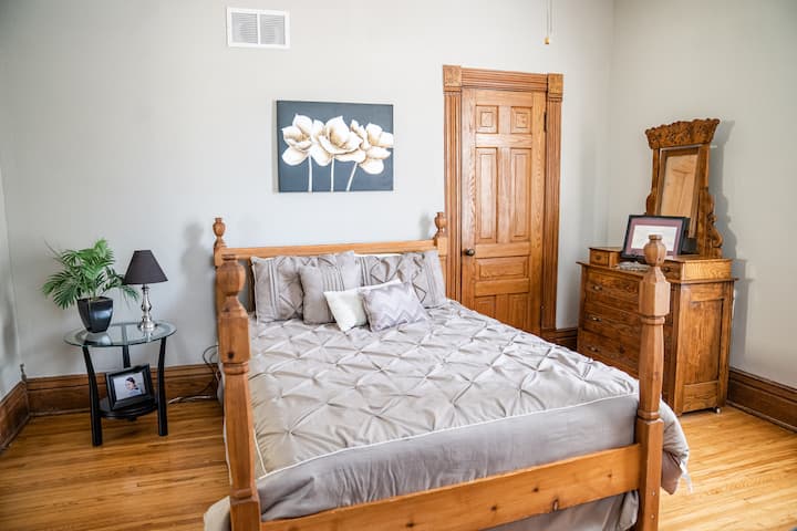 ห้องนอนด้านหน้ามีเตียงควีนไซส์ 