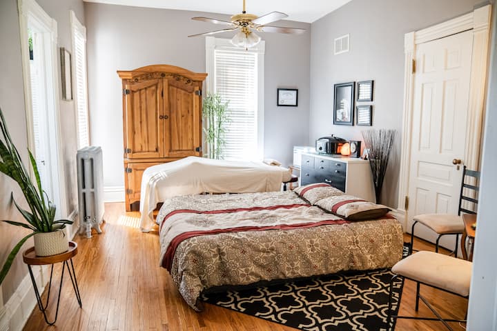 สามารถจัดที่นอนเป่าลมในห้องนวดเพื่อรองรับผู้เข้าพัก 2 ใน 9 คนที่เป็นไปได้ ห้องนี้ยังอยู่ติดกับห้องน้ำชั้นหลักด้วย 