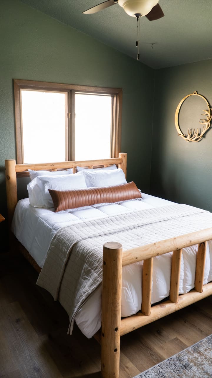 The lodge's master bedroom - Queen Bed with all of the linens and blankets and extra blankents and more blankets. Extra linens and pillows stored in this bedroom's closet.  